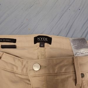 Kaki pants